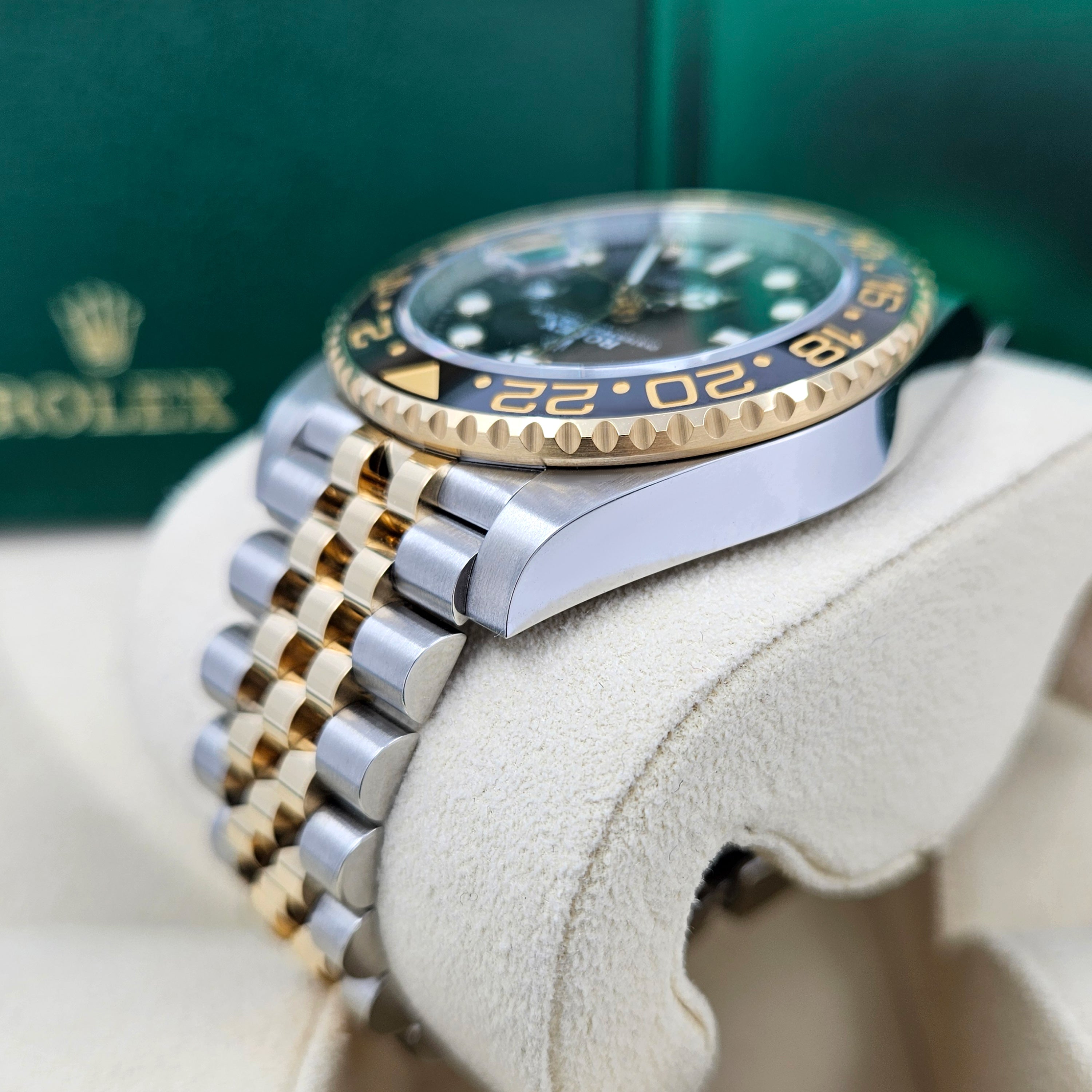 Rolex GMT-Master II, 40mm, Oystersteel and 18k Yellow Gold, Ref# 126713GRNR-0001 - Image 7