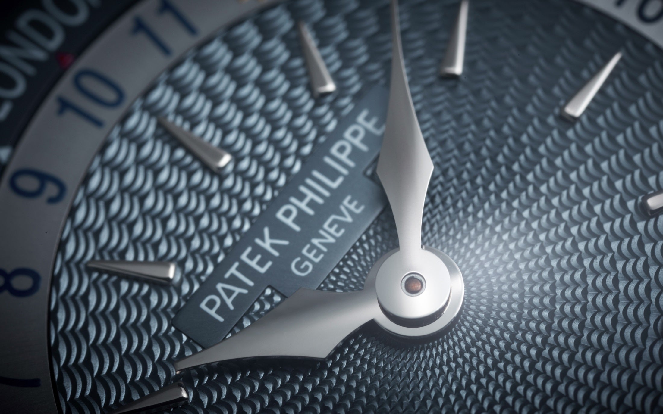 Patek Philippe Women’s Complication World-Time, 18k White Gold set with 89 diamonds (~1.03 ct.), 36mm, Ref# 7130G-016 - Image 4