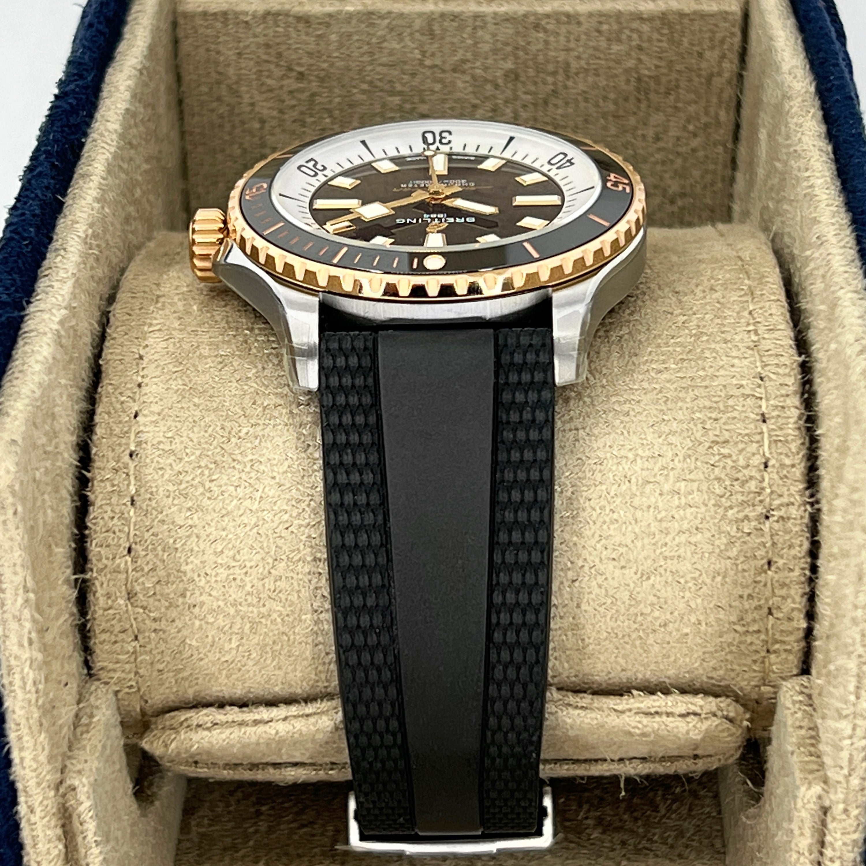 Breitling Superocean Automatic 42, Stainless Steel and 18k Red Gold, 42mm, Ref# U17375211B1S1 - Image 4