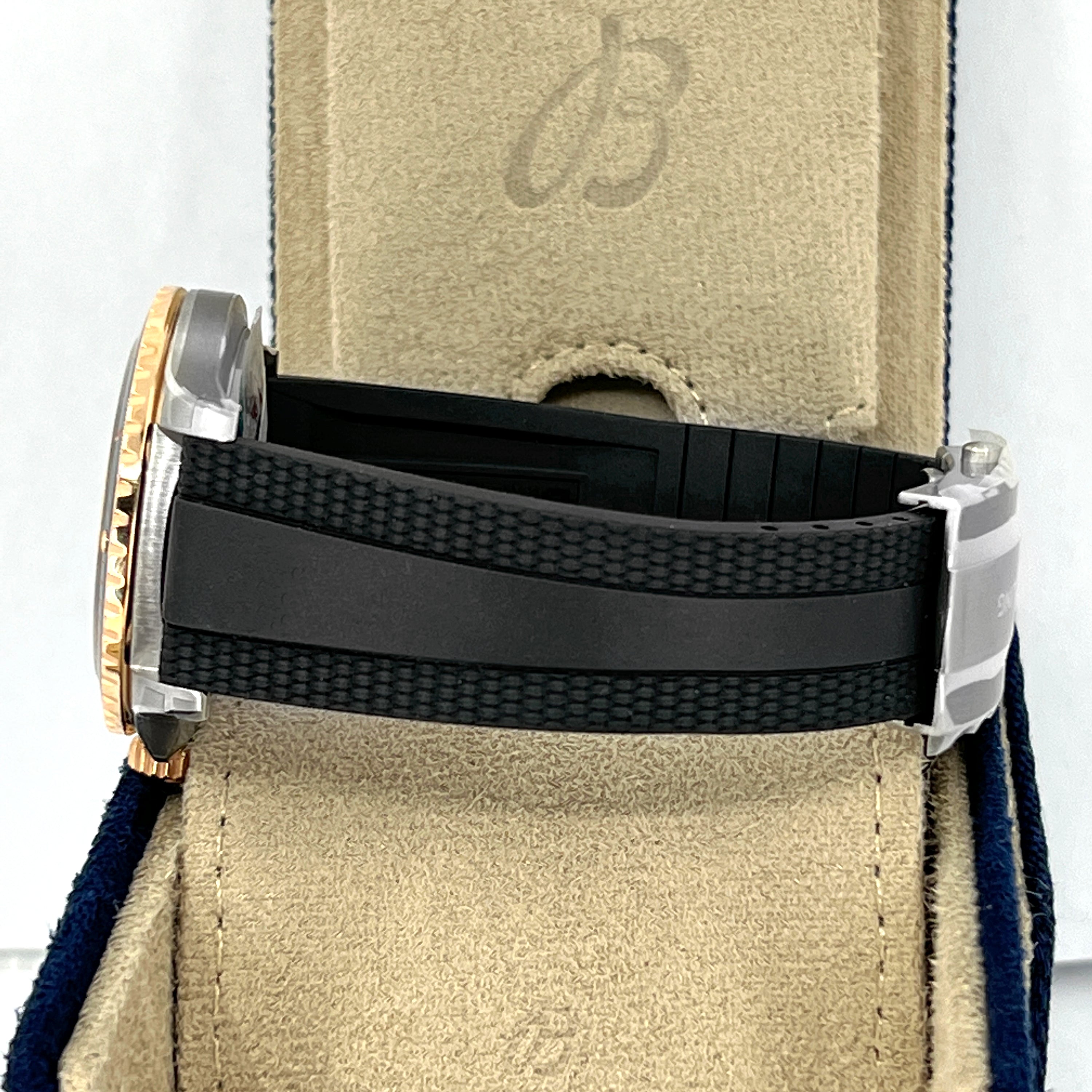 Breitling Superocean Automatic 42, Stainless Steel and 18k Red Gold, 42mm, Ref# U17375211B1S1 - Image 13